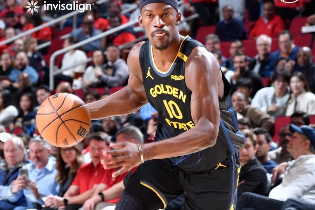 九游手游app下载官网巴特勒重返赛场，持续失利首场状态出色，独行侠观众沸腾！