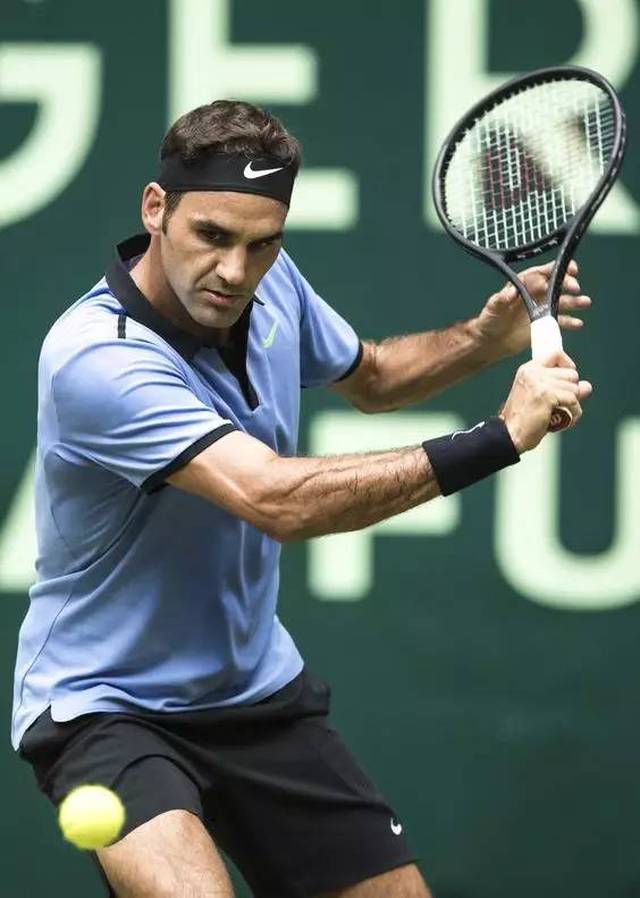 九游手游app下载官网费德勒回归赛场，战术调整首场状态亮眼，巴黎圣日耳曼观众沸腾！的简单介绍